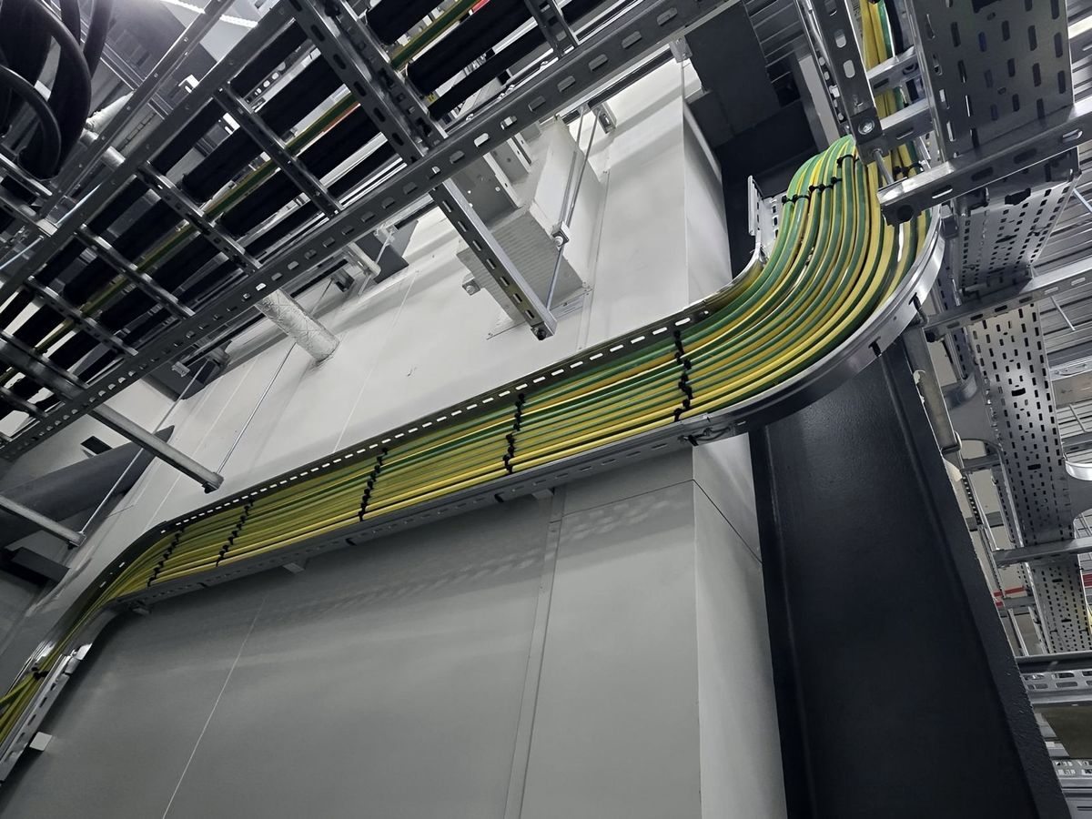 Multi-tier cable containment sweeping through a data hall